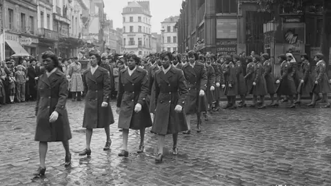 Miembros del Batall&oacute;n 6888 desfilando en Rouen (1945)